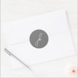Sticker Rond Élégant Mariage de script gris<br><div class="desc">Autocollants de mariage élégants avec un design classique avec votre monogramme dans une police de script.</div>