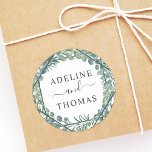 Sticker Rond Élégant Mariage de verdure géométrique Monogramme<br><div class="desc">Elégant autocollants de faveur de mariage avec un style biologique moderne, combinant un cadre de diamant géométrique avec un feuillage vert botanique et une belle typographie. Le design de l'aquarelle verte comprend une couronne d'eucalyptus, de branches d'eucalyptus feuilles et argentées dans des tons doux et verdoyants de menthe, de vert,...</div>