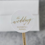 Sticker Rond Elégant Mariage d'enveloppe de calligraphie or<br><div class="desc">Ces élégantes enveloppes de mariage de calligraphie dorée sont parfaites pour un mariage simple. Le design neutre est orné d'un autocollant minimaliste décoré avec une typographie romantique et fantaisiste de feuille d'or. Personnalisez le étiquette avec les noms de la mariée et du marié. Remarque : Ce design ne comporte pas...</div>