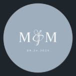 Sticker Rond Elégant Mariage d'enveloppe Monogramme bleu Dusty<br><div class="desc">Sceau Mariage d'enveloppe de Monogramme bleu foncé moderne.</div>
