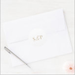 Sticker Rond Élégant Mariage Gold Classic<br><div class="desc">Élégant autocollant de mariage avec un design simple et minimal avec votre monogramme. Ce style classique est parfait pour un mariage formel.</div>