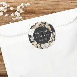 Sticker Rond Elégant mariage gris foncé de terre fleurie Favori<br><div class="desc">Cette jolie conception autocollante de faveur dispose de belles fleurs de couleur neutres avec vos noms et date mariage. Ce design intemporel est un excellent choix pour de nombreux styles d'événements, du classique au boho. Les étiquettes customisés font un merveilleux ajout à votre réception de mariage ou à votre décoration...</div>