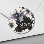 Sticker Rond Élégant Mariage moderne noir blanc floral<br><div class="desc">Design mariage moderne moderne, noir et blanc, mignon et sobre. Un look classique mais fantaisiste avec des fleurs noires, grises et crème avec des polices noires et des lettres modernes. Modifiez tout le texte à vos propres informations. Vous pouvez même changer la couleur arrière - plan à tout ce que...</div>