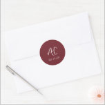 Sticker Rond Élégant Mariage propre de Bourgogne<br><div class="desc">Autocollants de mariage classiques avec un design simple avec votre deux monogramme initial dans un élégant script d'écriture pour une touche moderne. La palette de couleurs peut être modifiée dans l'outil d'édition de conception.</div>