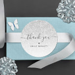 Sticker Rond Élégant Merci de Parties scintillant en argent<br><div class="desc">Ces autocollants,  avec la fausse parties scintillant argent et le texte de police de script élégant,  sont la façon parfaite de dire merci. Idéal pour les douches nuptiales,  les anniversaires ou votre petite entreprise,  éditez facilement le texte personnalisable en utilisant le "personnaliser ce modèle".</div>
