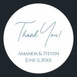 Sticker Rond Élégant Merci Mariage bleu<br><div class="desc">Un design simple et élégant pour votre réception de mariage avec un arrière - plan bleu aquarelle et un texte blanc.</div>