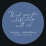 Sticker Rond Élégant Merci personnalisé de code tendance bleu f<br><div class="desc">Élégant Sticker Français Bleu tendance Script personnalisé Merci classique rond</div>