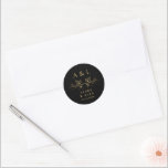 Sticker Rond Élégant minimal Noir Monogramme Mariage Crest<br><div class="desc">Cet autocollant rond élégant et classique, avec une crête de mariage monogramme minimaliste ornée de feuilles de vin délicats dans les teintes dorées, incarne une sophistication intemporelle. Le design noir et or, rehaussé d'une fausse feuille d'or, ajoute une touche de charme luxueux. Parfait pour sceller des enveloppes ou ajouter des...</div>