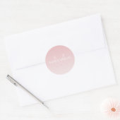Sticker Rond Elégant moderne Blush Pink Ombre Nom et monogramme (Enveloppe)