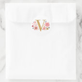 Sticker Rond Élégant Monogramme floral rose initial Lettre or V (Sac)