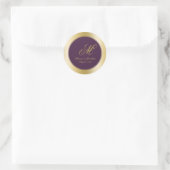 Sticker Rond Élégant Monogramme Or Script Plum Purple Mariage (Sac)