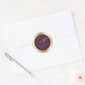 Sticker Rond Élégant Monogramme Or Script Plum Purple Mariage (Enveloppe)