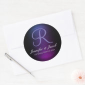 Sticker Rond Élégant monogramme violet et noir (Enveloppe)