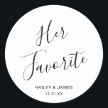 Sticker Rond Élégant noir et blanc Mariage moderne<br><div class="desc">Mignons autocollants de mariage noir et blanc avec une mise en page simple et minimaliste avec "Son Favori" dans un script élégant avec vos noms et date mariage. Un design moderne qui s'accorde avec n'importe quel style de mariage. Ces autocollants personnalisés sont parfaits pour mettre les bonbons ou les collations...</div>