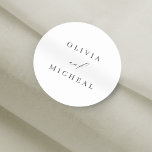 Sticker Rond Elégant nom de couple moderne minimaliste mariage<br><div class="desc">Design minimaliste moderne avec des noms de couple en fusain noir et blanc,  simple et élégant. grand autocollants de faveur personnalisée.</div>
