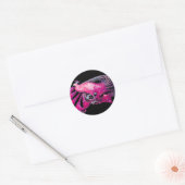 STICKER ROND ELÉGANT PEACOCK EN ROSE, FUCHSIA, NOIR (Enveloppe)