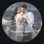 Sticker Rond Élégant Photo Mariage moderne<br><div class="desc">Les autocollants de remerciement mariage moderne sont propres et simples.</div>