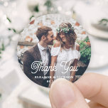 Sticker Rond Élégant Retro Script & Photo Mariage Merci<br><div class="desc">Ajoutez une touche personnalisée élégante aux cartes de remerciement mariages et aux faveurs de la réception avec autocollants photo ronds / scellés d'enveloppe personnalisés. L'image et toute la formulation de ce modèle sont simples à personnaliser. "Merci" peut être changé en amour & merci, bienvenue, initiales du couple, autre texte, ou...</div>