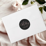 Sticker Rond Élégant Rose de calligraphie or noir Mariage<br><div class="desc">Transformez votre journée de mariage en une célébration de sophistication et d'élégance avec notre superbe calligraphie rose en or et suite mariage moderne noire ! Vous pouvez le personnaliser en quelques clics pour express votre histoire d'amour unique. Cette collection inspirante comprend tout ce dont vous avez besoin pour créer une...</div>