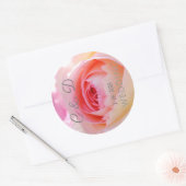 Sticker Rond Élégant. Rose Mariage rose Monogramme (Enveloppe)