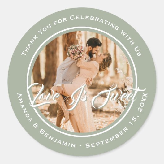 Sticker Rond Élégant Sage Green Love Is Sweet Mariage Photo (Devant)