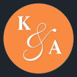 Sticker Rond Élégant Script brillant Orange Mariage Monogramme<br><div class="desc">Élégant Script Mariage orange brillant Monogramme Classic Round Sticker</div>