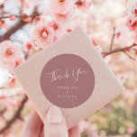 Sticker Rond Élégant Script minimal personnalisé mariage Dusty<br><div class="desc">Élégant Script minimaliste moderne Mariage personnalisé classique Sticker rond en Dusty Rose</div>