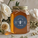 Sticker Rond Élégant signifiant Mariage d'abeilles Favoriser Ma<br><div class="desc">Des autocollants personnalisés pour le mariage avec un design classique et élégant "Meant to Bee". Parfait sur les enveloppes mariages,  sacs de faveur,  pots de miel,  et plus encore!</div>