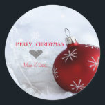 Sticker Rond Élégant Snowflakes Red Christmas Ball<br><div class="desc">Coeur de parties scintillant argent élégant et boule rouge avec des flocons de neige.</div>