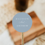 Sticker Rond Élégante calligraphie Dusty Blue Mariage<br><div class="desc">Des autocollants de mariage simples et calligraphiques avec vos noms en lettres blanches avec un arrière - plan bleu poussiéreux. Les stickers de mariage bleu poussiéreux sont parfaits pour les enveloppes, les faveurs de mariage, et plus ! Les élégants stickers de mariage ont été conçus pour coordonner avec notre collection...</div>