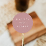 Sticker Rond Élégante calligraphie Dusty Rose Mariage<br><div class="desc">Des autocollants de mariage simples et calligraphiques avec vos noms en lettres blanches avec un arrière - plan rose poussiéreux. Les autocollants de mariage roses poussiéreux sont parfaits pour les enveloppes, les faveurs de mariage, et plus encore! Les élégants autocollants de mariage ont été conçus pour coordonner avec notre collection...</div>