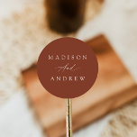 Sticker Rond Élégante calligraphie Mariage en terre cuite<br><div class="desc">Des autocollants de mariage simples et calligraphiques avec vos noms en lettres blanches avec un arrière - plan marron en terre cuite. Les autocollants marron sont parfaits pour les enveloppes, les faveurs de mariage, et plus encore! Les élégants stickers de mariage ont été conçus pour coordonner avec notre collection Elegant...</div>