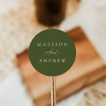 Sticker Rond Élégante calligraphie Mariage vert olive<br><div class="desc">Des autocollants de mariage simples et calligraphiques avec vos noms en lettres blanches avec un arrière - plan vert olive. Les autocollants de mariage vert olive sont parfaits pour les enveloppes, les faveurs de mariage, et plus ! Les élégants stickers de mariage ont été conçus pour coordonner avec notre collection...</div>