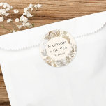 Sticker Rond Elégante Crème Florale Terme Mariage Faveur<br><div class="desc">Cette jolie conception autocollante de faveur dispose de belles fleurs de couleur neutres avec vos noms et date mariage. Ce design intemporel est un excellent choix pour de nombreux styles d'événements, du classique au boho. Les étiquettes customisés font un merveilleux ajout à votre réception de mariage ou à votre décoration...</div>