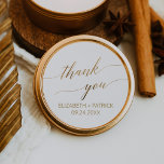 Sticker Rond Élégante Gold Calligraphie Merci Mariage Faveur<br><div class="desc">Ces élégantes calligraphie or merci les stickers de faveur mariage sont parfaits pour un mariage simple. Le design neutre est orné d'un autocollant minimaliste décoré avec une typographie romantique et fantaisiste de feuille d'or. Personnalisez les étiquettes autocollants avec vos noms, l'événement (le cas échéant) et la date. Ces autocollants peuvent...</div>