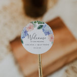 Sticker Rond Elégante Hydrangée Bleue | Bienvenue au Mariage bl<br><div class="desc">Ces élégants stickers mariages blancs hydrangea bleu sont parfaits pour un mariage de printemps ou d'été. Le design floral classique est composé d'hydrangées bleu poudre douce, agrémentées de fleurs roses neutres et de feuilles verts. Personnalisez ces autocollants avec l'emplacement de votre mariage, vos noms et votre date de mariage. Ces...</div>