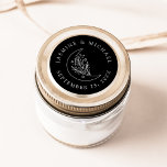 Sticker Rond Élégante Lune et étoiles Mariage noir Favoriser<br><div class="desc">Ajoutez une touche personnalisée à vos enveloppes, faveurs de mariage, et plus encore avec ces stickers de mariage Elegant Moon et Stars noir et blanc. Le design présente une illustration en ligne blanche d'une lune ornée d'étoiles et de feuillage sur un arrière - plan noir. Vos noms et votre date...</div>