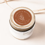 Sticker Rond Élégante Lune et Étoiles Terracotta Mariage Favori<br><div class="desc">Ajoutez une touche personnalisée à vos enveloppes, faveurs de mariage, et plus encore avec ces stickers de mariage Elegant Moon et Stars en terre cuite. Le design présente une ligne de crème légère illustration d'une lune ornée d'étoiles et de feuillage sur un arrière - plan en terre cuite. Vos noms...</div>