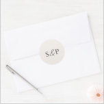 Sticker Rond Élégante Mariage classique beige<br><div class="desc">Élégant autocollant de mariage avec un design simple et minimal avec votre monogramme. Ce style classique est parfait pour un mariage formel.</div>