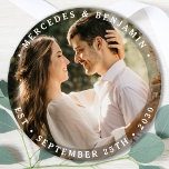 Sticker Rond Élégante mariée Salle moderne Nom de la photo Date<br><div class="desc">Ajoutez la touche finale à votre mariage avec ces autocollants de mariage photo modernes et simples. Parfait comme les faveurs de mariage à tous vos invités. Customisez ces autocollants de mariage avec votre photo de fiançailles préférée, photo de mariée, et personnalisez avec le nom et la date. Consultez notre collection...</div>