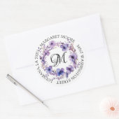 Sticker Rond Élégante Purple Floral Script Monogramme Adresse (Enveloppe)