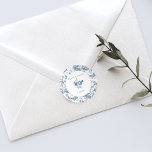 Sticker Rond Élégante toile Florale Bleue Française Gravée<br><div class="desc">Elégant et orné vintage bleu et blanc toile de jouy arrière - plan motif avec fleurs exotiques,  vignes et feuillage entrelacé de guirlandes et paniers de roses avec élément blanc rond,  bouquet floral et champs de texte. Magasinez les produits correspondants dans Collections au magasin Grafixmaman.</div>