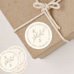 Sticker Rond Élégante verdure Floral Mariage Logo Monogramme<br><div class="desc">Élégante verdure Floral Mariage Logo Monogram Classic Round Sticker Que vous teniez le noeud dans votre ville natale ou que vous disiez "I do" sur fond d'un lointain paradis tropical, notre collection mariage allie élégance et minimalisme pour donner le ton de votre journée spéciale. Des options de personnalisation sont disponibles...</div>