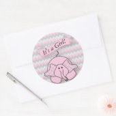 Sticker Rond Eléphant bébé rose et gris Chevron (Enveloppe)