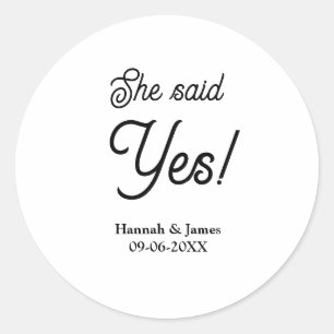 Sticker Rond Elle a dit oui fête de fiançailles nom date simple