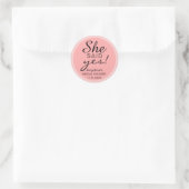 Sticker Rond 'ELLE A DIT OUI' Fête des mariées Enveloppe rose e (Sac)