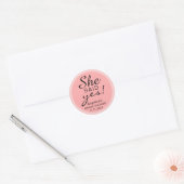 Sticker Rond 'ELLE A DIT OUI' Fête des mariées Enveloppe rose e (Enveloppe)