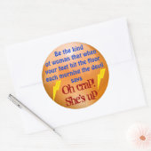 Sticker Rond Elle est debout. (Enveloppe)