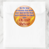 Sticker Rond Elle est debout. (Sac)