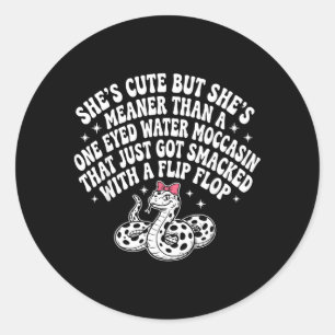 Sticker Rond Elle est mignonne mais elle est plus méchante qu'u